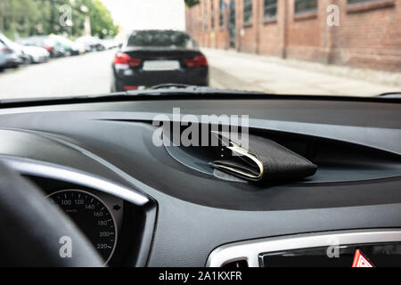 Nahaufnahme eines Schwarzes Leder-Etui im Auto Stockfoto