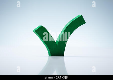 3d-Grün Holz- Häkchen isoliert auf weißem Hintergrund Stockfoto