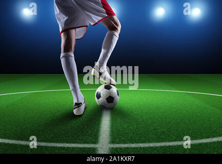 In der Nähe eines Fußball Stürmer bereit zu kickt den Ball im Stadion Stockfoto