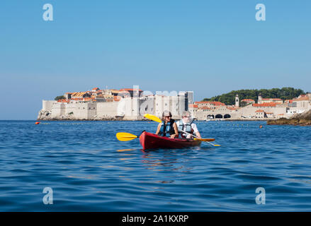 Dubrovnik Touristen in einem Kajak, Kajak mit Dubrovnik Altstadt im Hintergrund, Dubrovnik Kroatien Europa Stockfoto