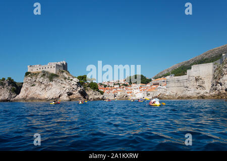 Dubrovnik reisen - Touristen Kajakfahren in Kajaks nähern Dubrovnik Altstadt, Stadtmauer, Dalmatinische Küste bei Dubrovnik Kroatien Europa Stockfoto