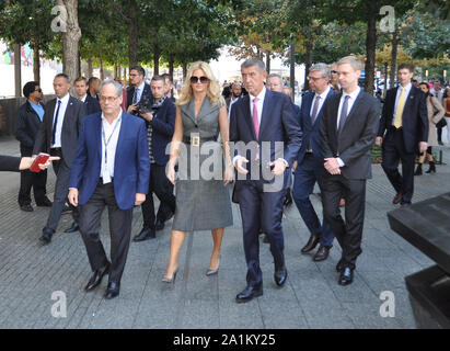 Der tschechische Premierminister Andrej Babis, zweiter von links, und seine Frau Monika Babisova nehmen an der Gedenkstätte für die Opfer der Anschläge vom 11. September 2001 Ground Zero in New York am 27. September 2019, am Ende seines fünftägigen Besuchs in den Vereinigten Staaten. (CTK Photo/Ales Zapotocky) Stockfoto