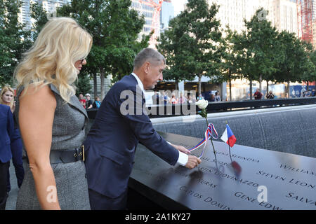 Der tschechische Premierminister Andrej Babis und seine Frau Monika Babisova nehmen an der Gedenkstätte für die Opfer der Anschläge vom 11. September 2001 Ground Zero in New York am 27. September 2019, am Ende seines fünftägigen Besuchs in den Vereinigten Staaten. (CTK Photo/Ales Zapotocky) Stockfoto