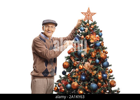 Älterer Mann, ein Star am Weihnachtsbaum auf weißem Hintergrund Stockfoto