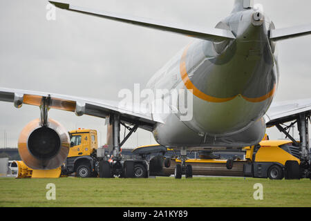 Glasgow, UK. 27. September 2019. Nach der unmittelbaren Auswirkungen der eingestürzten Reiseveranstalter Thomas Cook, Betrieb das Matterhorn ist noch in vollem Flug am Flughafen Glasgow. Die geerdete und beschlagnahmt Thomas Cook A330 hat zu einem ruhigeren Teil des Flugplatzes verschoben weg für den Wide Body Flotte für den Betrieb Matterhorn erforderlich zu machen. Dieser Strahl wird gesehen, geparkt und blockiert in einem riesigen schneepflug zu jeder Versuch, ein Grab für den Jet, bis alle Forderungen bezahlt sind. Credit: Colin Fisher/Alamy leben Nachrichten Stockfoto