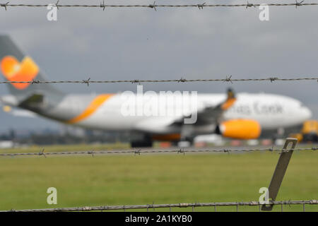 Glasgow, UK. 27. September 2019. Nach der unmittelbaren Auswirkungen der eingestürzten Reiseveranstalter Thomas Cook, Betrieb das Matterhorn ist noch in vollem Flug am Flughafen Glasgow. Die geerdete und beschlagnahmt Thomas Cook A330 hat zu einem ruhigeren Teil des Flugplatzes verschoben weg für den Wide Body Flotte für den Betrieb Matterhorn erforderlich zu machen. Dieser Strahl wird gesehen, geparkt und blockiert in einem riesigen schneepflug zu jeder Versuch, ein Grab für den Jet, bis alle Forderungen bezahlt sind. Credit: Colin Fisher/Alamy leben Nachrichten Stockfoto