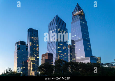 10 Hudson Yards, Mitte, 30 Hudson Yards, rechts, und andere Entwicklung rund um die Hudson Yards in New York am Samstag, 21. September 2019. (© Richard B. Levine) Stockfoto