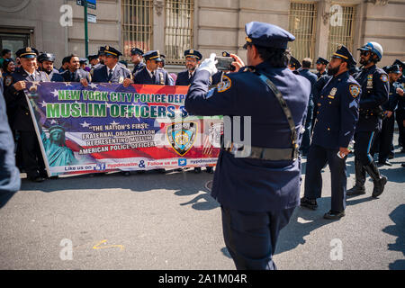 Muslimische NYPD Officers auf der Madison Avenue in New York am Sonntag, 22. September 2019 für die 32. jährlichen amerikanischen Muslimischen Parade. (© Richard B. Levine) Stockfoto