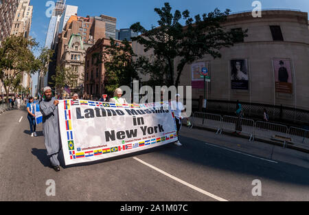 Muslime aus dem Tri-state-Area auf der Madison Avenue in New York versammeln sich am Sonntag, 22. September 2019 für die 32. jährlichen amerikanischen Muslimischen Parade. (© Richard B. Levine) Stockfoto