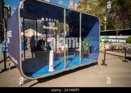 Ein Delta + Buzzfeed Konferenz Kabine Branding event ist in Flatiron Plaza in New York am Mittwoch, September 25, 2019. Die "Kabinen" werden als ruhige Räume, in der Mitte des New Yorker Kakophonie, die Sitzungen oder Anrufe in Rechnung gestellt. (© Richard B. Levine) Stockfoto