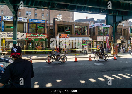 Besetzt Jackson Höhen Nachbarschaft in Queens in New York am Samstag, 21. September 2019. Die Jackson Höhen Nachbarschaft ist ein Mosaik von ethnischen Gruppen, die Hispanics, Inder, Pakistanis, Tibeter, Südostasien sowie langjährigen Jüdischen und italienischen Bewohner schließen. (© Richard B. Levine) Stockfoto