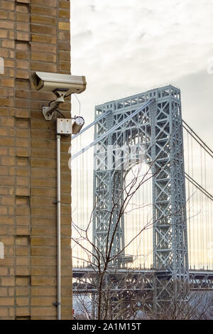 Washington Heights, New York - 14. Februar 2012: eine Überwachungskamera überwacht ein Gebäude in New York City in der Nähe der George Washington Braut. Stockfoto