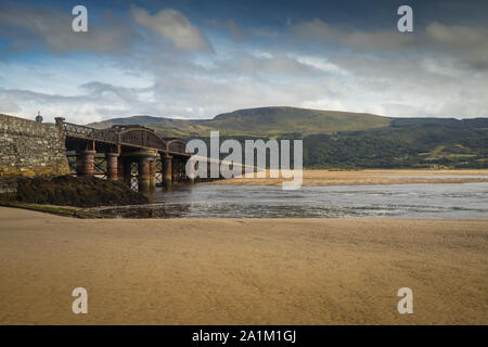 Eisenbahnbrücke über den Fluss Mawddach Estuary, Pwllheli, Gwynedd, Wales Stockfoto