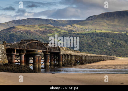 Eisenbahnbrücke über den Fluss Mawddach Estuary, Pwllheli, Gwynedd, Wales Stockfoto