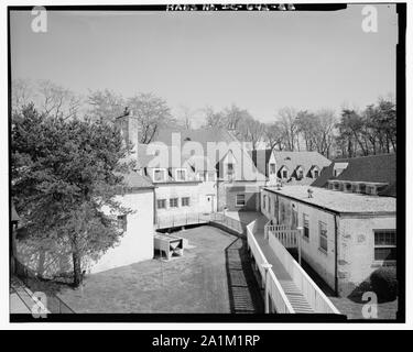 Nordwestflügel (Trakt 5), Westwand des Nordflügels (Trakt 2); Blick nach Osten, Nordwestflügel (Trakt 5), Westwand des Nordflügels (Trakt 2) und die hintere Erhöhungen der Fassade und seiner flankierenden Flügel (Flügel 1 und 2) - Krankenhaus für kranke Kinder, 1731 Bunker Hill Road, Nordost, Washington, District of Columbia, DC; Stockfoto