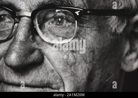 Feine schwarze und weiße Kunst Fotografie von den 1970er Jahren Portrait eines älteren Römisch-katholischen Priester tragen Brille. Stockfoto