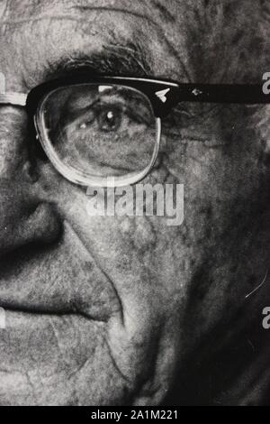 Feine schwarze und weiße Kunst Fotografie von den 1970er Jahren Portrait eines älteren Römisch-katholischen Priester tragen Brille. Stockfoto