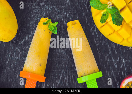 Hausgemachtes Eis aus Mango und Passionsfrucht. Popsicle Stockfoto