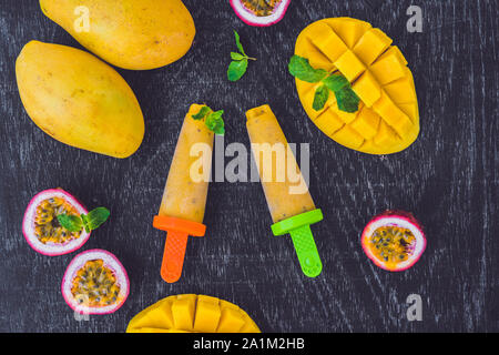 Hausgemachtes Eis aus Mango und Passionsfrucht. Popsicle Stockfoto