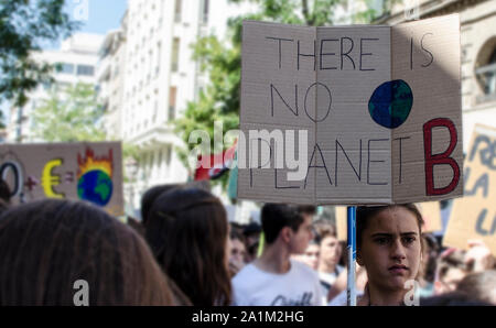 Schule Streik 4 Klima. Junge Schüler halten ein Banner mit der Meldung "Es gibt keinen Planet B" Stockfoto