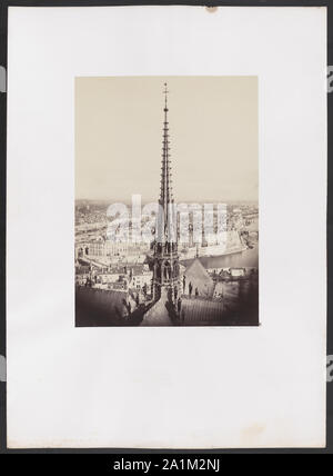 Notre Dame, Paris, Frankreich. Anzeigen von Turm, Dach mit Statuen und Stadtbild darüber hinaus. Andere Les combles pris de la Galerie des Touren.; Stockfoto