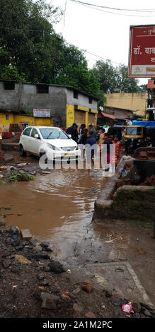 Pune, Indien - 26. September, 2019: die Menschen umher, wenn Überschwemmungen ihre Häuser und Fahrzeuge in Indien zerstört. Stockfoto