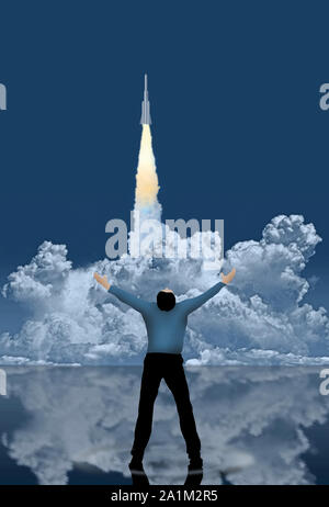 Ein Mann freut sich eine Einführung von einem Raumschiff, die in den blauen Himmel in eine Wolke von Rauch nach oben steigt. Stockfoto