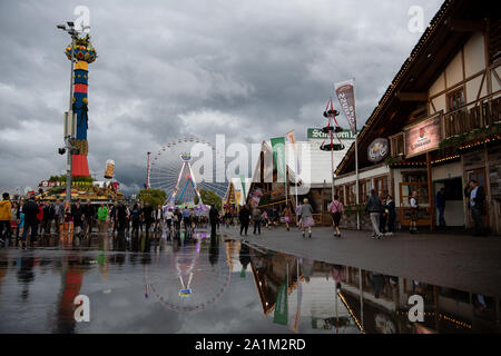 Stuttgart, Deutschland. 27 Sep, 2019. Zu Beginn des 174. Cannstatter Volksfest, dunkle Wolken ziehen über das Festival. Die "Wasen" ist das zweitgrößte Volksfest in Deutschland nach dem Oktoberfest in München und dauert vom 27. September bis 13. Oktober. Credit: Sebastian Gollnow/dpa/Alamy leben Nachrichten Stockfoto