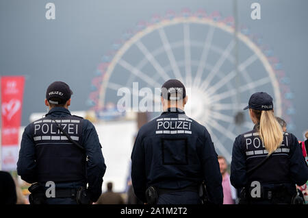 Stuttgart, Deutschland. 27 Sep, 2019. Polizisten Spaziergang über das Gelände zu Beginn des 174. Cannstatter Volksfest. Die "Wasen" ist das zweitgrößte Volksfest in Deutschland nach dem Oktoberfest in München und dauert vom 27. September bis 13. Oktober. Credit: Sebastian Gollnow/dpa/Alamy leben Nachrichten Stockfoto