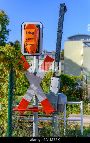 Deaktiviert signal System an einem Bahnübergang der neuen Bahnstrecke Berlin-Dresden. Dieser liegt im Süden von Berlin, Deutschland, im Bezirk Lic Stockfoto