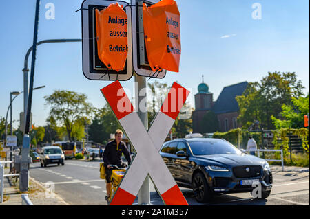 Berlin, Deutschland - 26. September 2019: Behinderte signal System an einem Bahnübergang der neuen Bahnstrecke Berlin-Dresden. Dies ist in südlichen entfernt Stockfoto