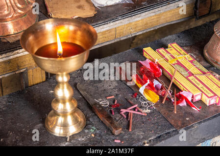 Kupfer Kerze und Räucherwerk in Thiksey Kloster in Ladakh, Indien Stockfoto