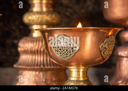 Kupfer Kerze in Thiksey Kloster in Ladakh, Indien Stockfoto