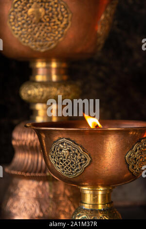 Kupfer Kerze in Thiksey Kloster in Ladakh, Indien Stockfoto