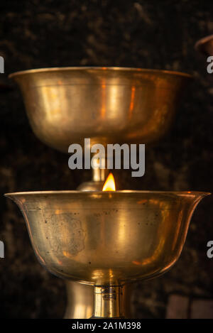 Kupfer Kerze in Thiksey Kloster in Ladakh, Indien Stockfoto