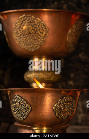 Kupfer Kerze in Thiksey Kloster in Ladakh, Indien Stockfoto