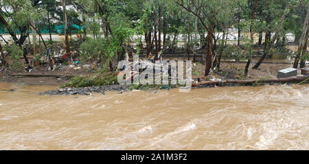 Ein Auto auf den Kopf gestellt, nachdem sie durch das Hochwasser in Indien während des Monsuns gewaschen. Stockfoto