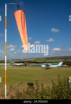 Propeller Flugzeug am Flugplatz mit hölzernen Zaun und kein Eintrag Anmelden Stockfoto