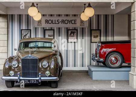 1959 Rolls Royce Silver Cloud auf dem März Motor Works 1948-1966 Anzeige stand auf der 2019 Goodwood Revival, Sussex, UK. Stockfoto