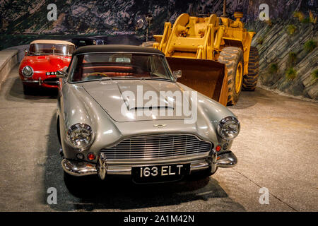 Autos, die Szenen aus dem Film The Italian Job, Neu hier für die 50-Jahr-Feier im Jahr 2019 Goodwood Revival, Sussex, UK. Stockfoto