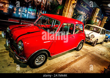 Autos, die Szenen aus dem Film The Italian Job, Neu hier für die 50-Jahr-Feier im Jahr 2019 Goodwood Revival, Sussex, UK. Stockfoto