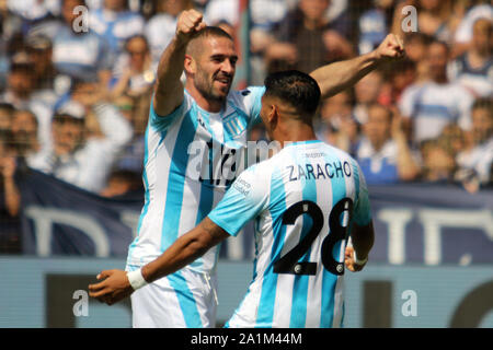 Buenos Aires, Argentinien - 15. September 2019, Ziel Feier zwischen Matias Zaracho und Lisandro Lopez im Match zwischen Gimnasia y Racing Club. Stockfoto