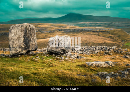 Kingsdale ist auf der westlichen Seite der Dales National Park und liegt in North Yorkshire und Cumbria. Diese Dale bieten einen herrlichen Blick auf Whernside auf Stockfoto