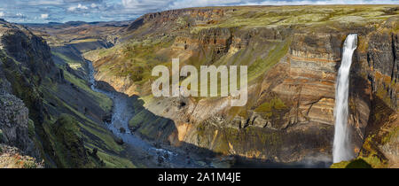 Wasserfall Haifoss und Gorge Panorama im Hochland, Island Stockfoto