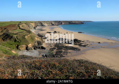 Marloes Sands Felsen, Strand, Meer, Küste, Wales Coastal Path bei Ebbe im Herbst Sonnenschein im September Pembrokeshire, Wales UK KATHY DEWITT Stockfoto