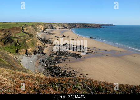 Marloes Sands Felsen, Strand, Meer, Küste, Wales Coastal Path bei Ebbe im Herbst Sonnenschein im September Pembrokeshire, Wales UK KATHY DEWITT Stockfoto