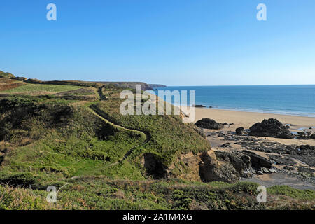 Wales Küstenweg an Marloes Sands Trail, Strand, das Meer, die Küste und die Ebbe im Herbst Sonnenschein im September Pembrokeshire, Wales UK KATHY DEWITT Stockfoto
