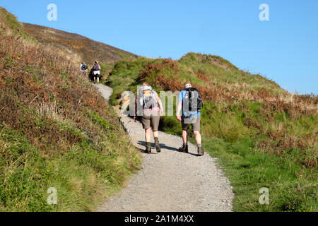 Paar mit Rucksäcke Rucksäcke Wandern entlang der Küste von Wales im September gehen bis einem Hügel an Marloes Sands in Pembrokeshire Wales UK KATHY DEWITT Stockfoto