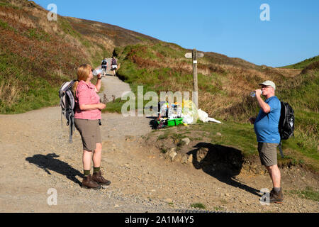 Wanderer Trinkwasser aus Kunststoff Flaschen & Müllabfuhr vom Strand von Marloes Wales Pembrokeshire Coastal Path UK KATHY DEWITT gesammelt Stockfoto