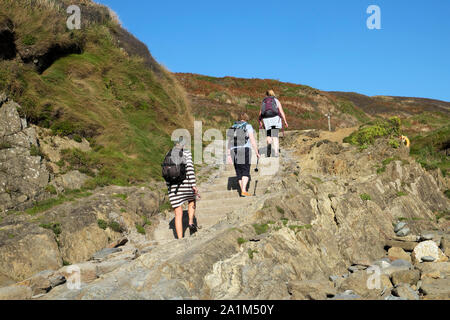 Wanderer klettern Schritte von Marloes Beach das Wales Pembrokeshire Coast Path in im Herbst sonnenschein Wales UK Großbritannien KATHY DEWITT melden Sie Stockfoto